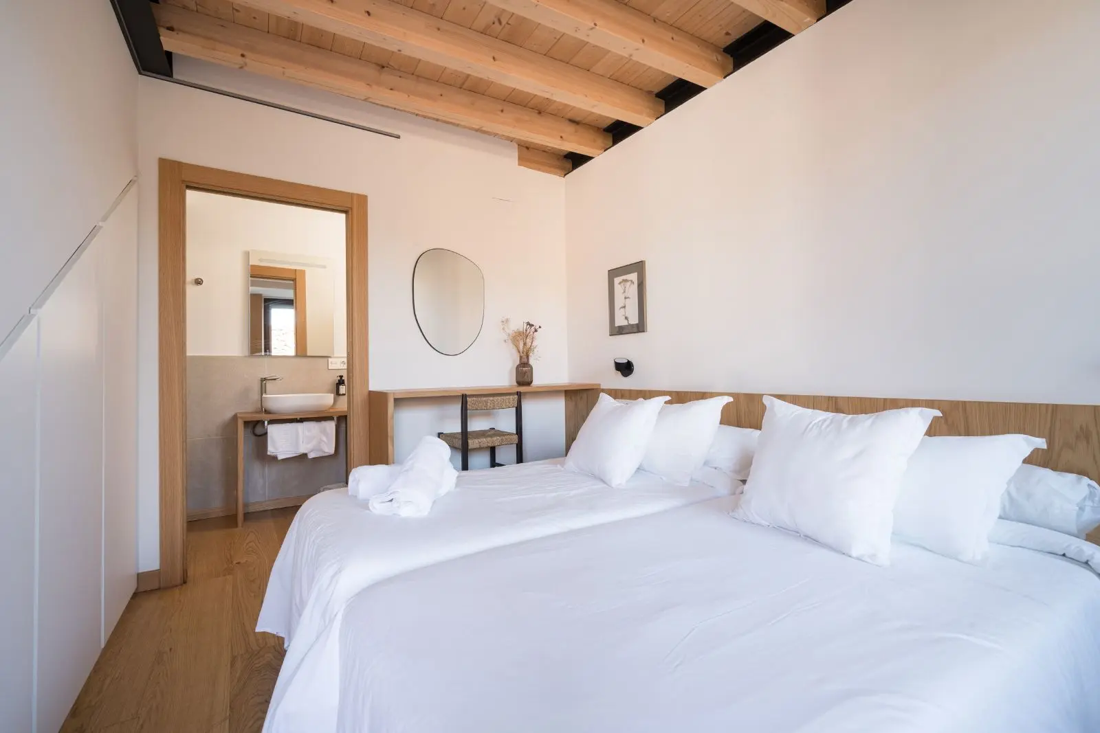Benaki 99 20 apartamentos Benaki camas dormitorio H1 B99 Apartamentos Benaki Ladines